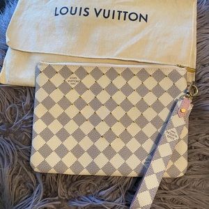 LV WRISTLET 🌹